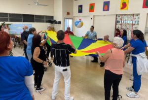 Adultos Mayores del Centro Coameño para la Vejez Celebran Acción de Gracias con Ejercicios y Actividades que Promueven Movilidad e Independencia