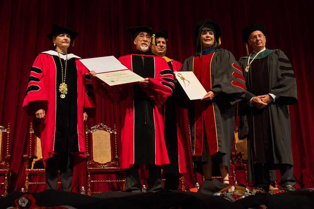 Director de la Tuna de la UPR recibió hoy el grado de Doctor Honoris