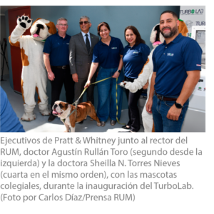 Ejecutivos de Pratt & Whitney junto al rector del RUM, doctor Agustín Rullán Toro (segundo desde la izquierda) y la doctora Sheilla N. Torres Nieves (cuarta en el mismo orden), con las mascotas colegiales, durante la inauguración del TurboLab. (Foto por Carlos Díaz/Prensa RUM)