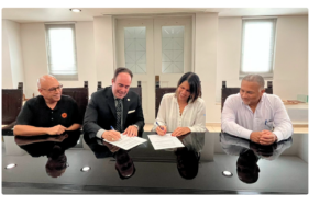 El presidente de la UPR, Dr. Luis A. Ferrao, firmó el convenio colectivo de la HEEND