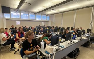 Orientadores y consejeros escolares durante el taller educativo