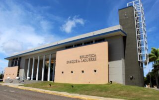 Foto de la entrada del edificio de la Biblioteca Enrique A. Laguerre, de la UPR en Aguadilla.