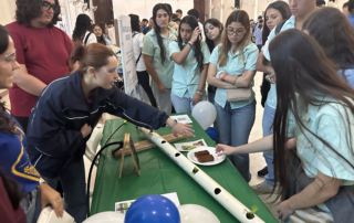 Estudiantes de escuela superior son sumergidos en proyectos de ciencias