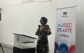 Mujer detrás del podio en el Museo de Arte