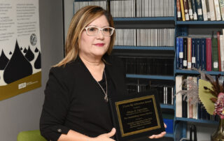 Embajadora del Recinto Universitario de Mayagüez de la UPR es la primera puertorriqueña en recibir prestigioso premio como bibliotecaria de excelencia