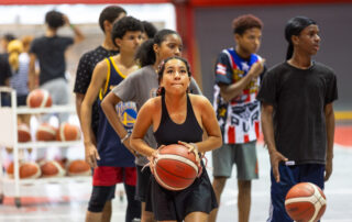 Iniciativa de la IUPI acerca a la juventud riopedrense a la disciplina deportiva del baloncesto