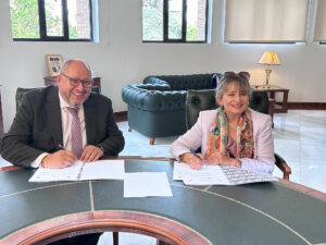 izquierda a derecha: Rector de la Universidad de Córdoba, Dr. Manuel Torralbo Rodríguez, junto a la rectora del Recinto de Río Piedras de la UPR, Dra. Angélica Varela Llavona, durante la firma del acuerdo entre ambas instituciones