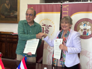 izquierda a derecha Rector de la Universidad de Sevilla, Dr. Miguel Ángel Castro Arroyo, y la rectora del Recinto de Río Piedras de la UPR, Dra. Angélica Varela Llavona