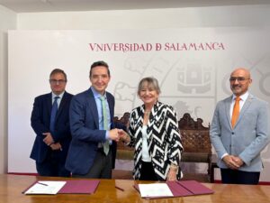 Dr. Raúl Sánchez Prieto, vicerrector para Relaciones Internacionales de la Universidad de Salamanca; Dr. Juan Manuel Corchado, rector de la Universidad de Salamanca; la Dra. Angélica Varela Llavona, rectora del Recinto de Río Piedras de la UPR y el Arq. Luis Irizarry Ramírez, director de Asuntos y Relaciones Internaciones de la UPR-RP