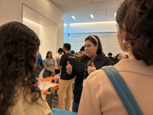 Keyla Lopez explica fenomenos de las baterias en una de las mesas interactivas