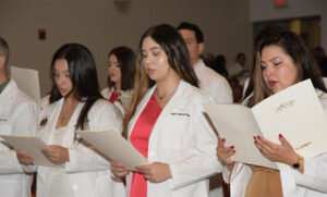 Los nuevos estudiantes de Medicina Dental de la UPR prestan el Juramento de Honor en la ceremonia de las Batas Blancas.