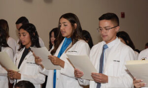 Los nuevos estudiantes de Medicina Dental de la UPR prestan el Juramento de Honor en la ceremonia de las Batas Blancas.