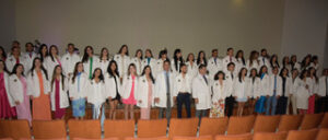 Los nuevos estudiantes de Medicina Dental de la UPR prestan el Juramento de Honor en la ceremonia de las Batas Blancas.