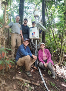 En la foto, parte del grupo investigativo del proyecto en una de las 18 estaciones de monitoreo de humedad de suelo alrededor del país.