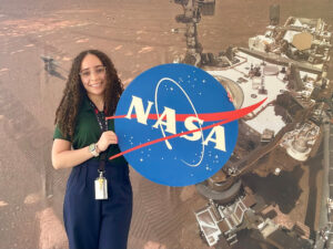 Arianna Rodríguez sosteniendo el logo de la NASA