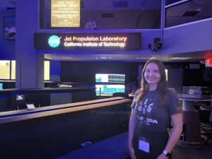 Bervely Malugin en un salón dentro del "Jet Propulsion Laboratory"