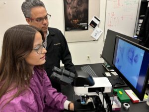 Estudiante Priscilla Perez con el Dr Manuel Delgado investigador Centro Molecular