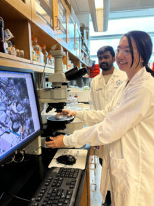 Estudiante Christina Vo con el investidador Dr. Manivel Suresh en el Centro Molecular