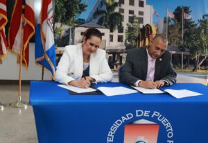 Firma del Acuerdo Colaborativo por Dr. José Ignacio Meza Pereira, rector del recinto carolinense, y la señora Lourdes M. Aponte Rodríguez, actual presidenta del Centro Unido de Detallistas