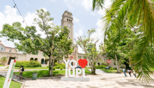 Edificio de la Torre en el Recinto de Río Piedras con letrero de letras grande y un corazón que lee "Yo amo iupi"