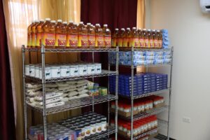 Productos en la estantería dentro del almacén de alimentos de la UPR