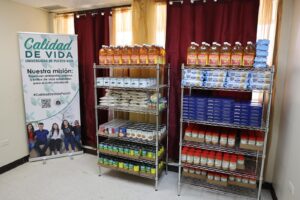 Productos en la estantería dentro del almacén de alimentos de la UPR