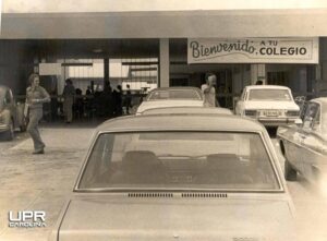 Foto antigua que muestra la entrada de la UPR en Carolina con un cruzacalle que lee "Bienvenido a tu Colegio"