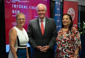 En la foto: La doctora Arleen Hernandez;  Javier D. Ferrer, presidente del Banco Popular; y la  doctora Theany Calderon