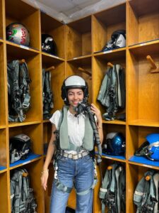 Estudiante en armario probando uniforme de piloto.