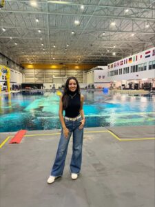 Estudiante frente a piscina de pruebas de la NASA