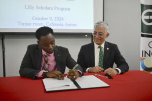 Brandon Paschal, vicepresidente senior de Lilly del Caribe, Inc. y el doctor Agustín Rullán Toro, rector del RUM, firman el acuerdo del programa de becas