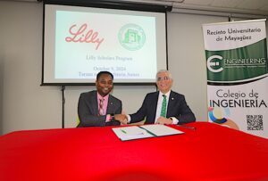 Brandon Paschal, vicepresidente senior de Lilly del Caribe, Inc. (a la izquierda) y el doctor Agustín Rullán Toro, rector del RUM, durante el lanzamiento del programa de becas