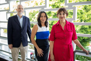 Los investigadores del LabPOP, Dr. Luis Cámara Fuentes, Dra. Mayra Vélez Serrano y la directora del Centro de Investigaciones de Ciencias Sociales, Dra. Libia González López