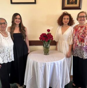 Dra. Rosemary Morales Urbina, Expresidenta AGUPR, Yamilette Conde Serrano, becada doctoral, Ana Gabriela Meléndez Rodríguez, becada de Maestría y la ayudante especial en representación de la rectora de la UPRRP, Angélica Varela Llavona, la Dra. Carmen Ruiz de Fischler, quien, además, es socia de la AGUPR