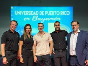 Miguel Ramos y Mariann Salas de Amazon Web Services, Javier Santos del Programa Evolution, el analista financiero Kevin Rodriguez y el rector de la UPRB Miguel Vélez. 