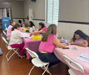 Facultad y estudiantes se pintaron sus uñas color rosa en recaudación de fondos para ser donados a la Sociedad Americana contra el Cáncer