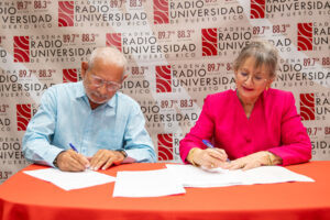 José Rodríguez y Angélica Varela firmando el acuerdo de colaboración.