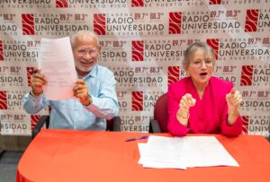 José Rodríguez mostrando el acuerdo firmado junto con  Angélica Varela