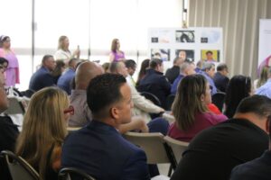 Empleados en un salon de conferencia