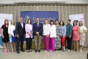 Varios funcionarios en una foto grupal. En el centro está el Presidente de La Universidad de Puerto Rico, Luis A. Ferrao