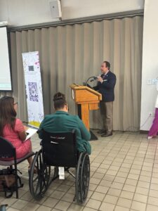 El presidente de la Universidad de Puerto Rico, Dr. Luis A. Ferrao, en el podio dirigiendose al público.