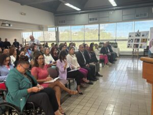 Otro ángulo de la sala de conferencia