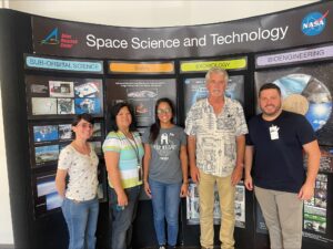 Junellie Cruz Alondra Rodriguez y Dr Eduardo Nicolau con ingenieros de la NASA - AMES Research Center.