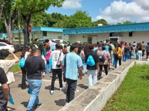 Estudiantes en fila para entrar a unos de los edificios de la UPR Bayamón. Casa abierta 2023.