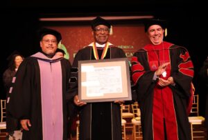 Daniel Lind-Ramos al centro con diploma en mano.  A la izquierda el Dr. Carlos A. Galiano.  Y a la derecha en la foto el Dr. Luis A. Ferrao, Presidente de la Universidad de Puerto Rico.