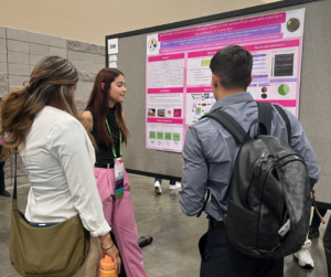 La estudiante Wilgeyshka Acevedo presentando su investigación en la SACNAS 2024