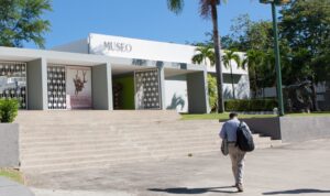 Otro ángulo de la fachada del Museo de la UPR recinto de Río Piedras