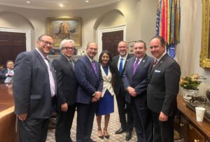 Dr. Luis A. Ferrao, Presidente de la Universidad de Puerto Rico, junto con un grupo de funcionarios de instituciones educativas