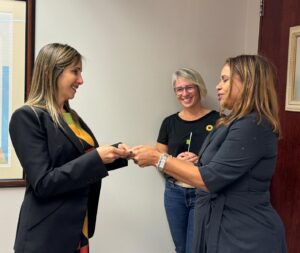 doctora Myrna L. Quiñones Feliciano, al frente a la doctora Debora H. Silva Díaz