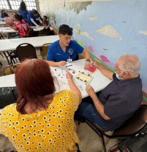 Adultos mayores haciendo manualirades.